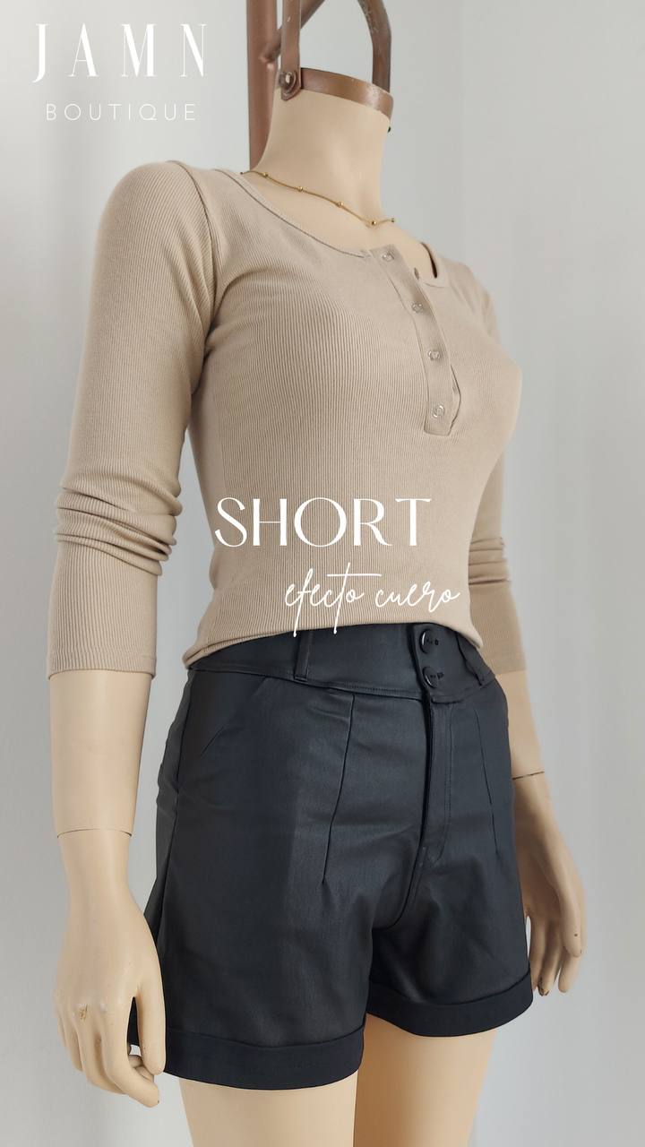 Short efecto cuero