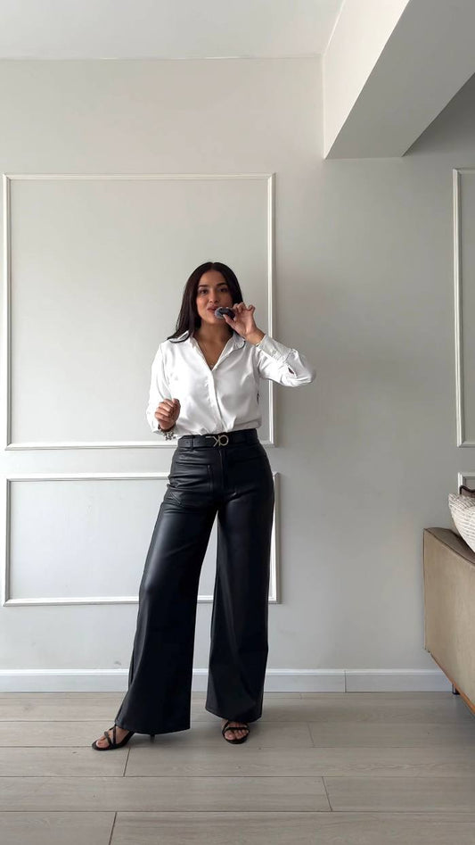 Palazzo wide leg en cuerina negro para mujer, tiro alto, con camisa blanca