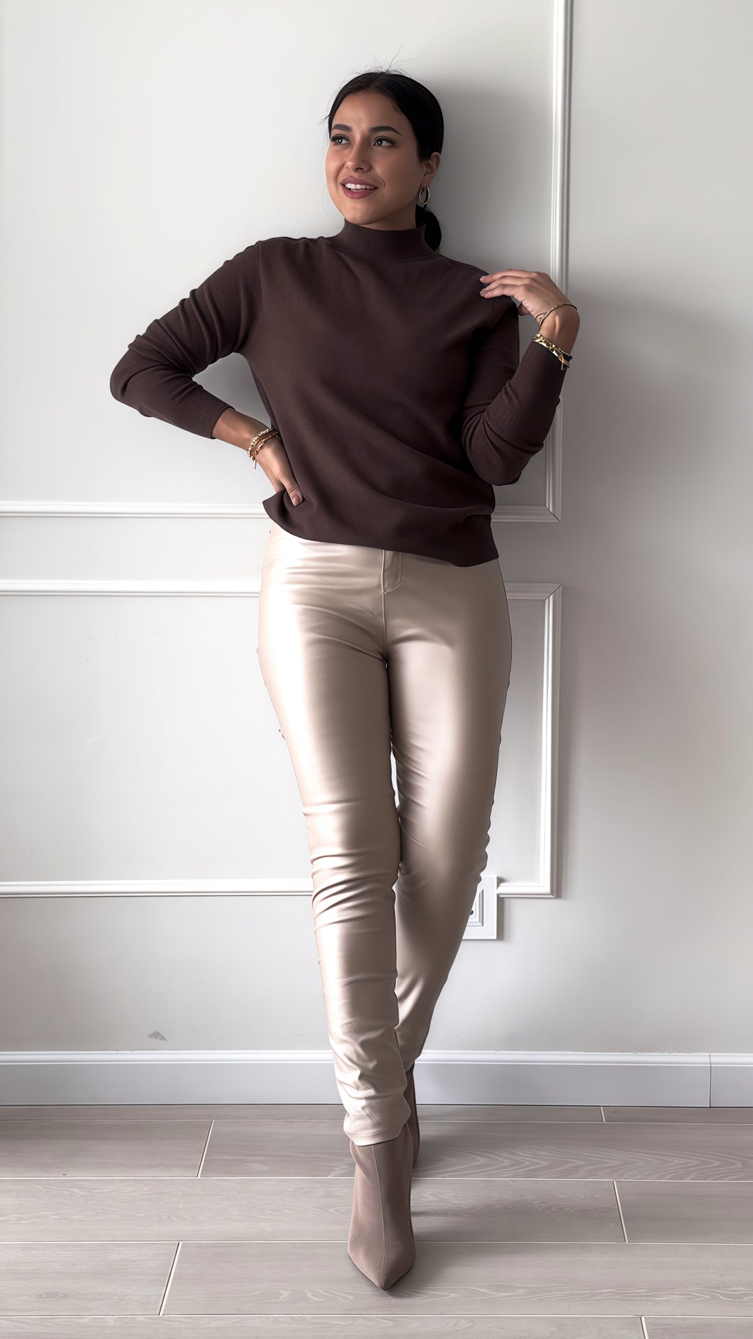 Pantalón Moscú efecto cuero beige para mujer, tiro alto y ajuste cómodo, ideal para looks elegantes – JAMN Boutique